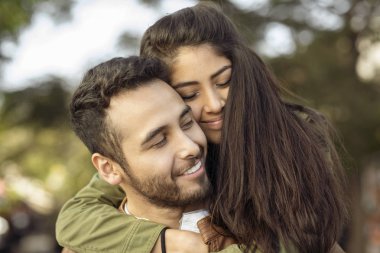 İki aşık. Genel parkta mutlu zevk