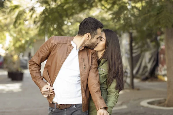 Pareja Enamorada Disfrutando Feliz Parque Público — Foto de Stock