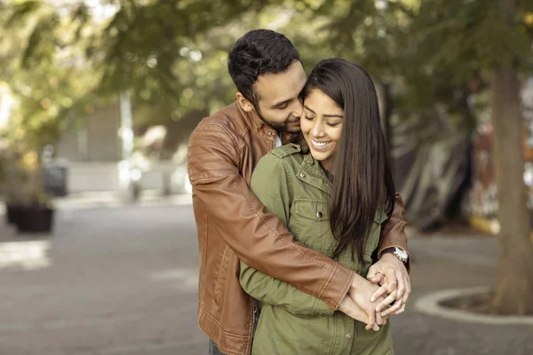 Pareja Enamorada Disfrutando Feliz Parque Público — Foto de Stock