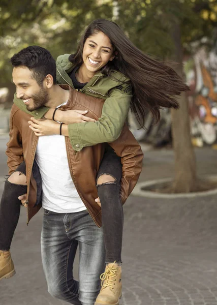 Pareja Enamorada Disfrutando Feliz Parque Público — Foto de Stock