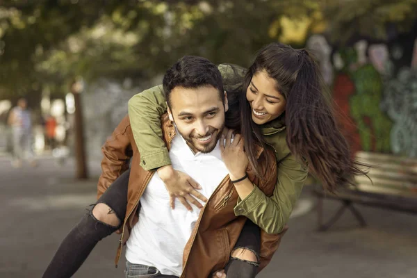 Pareja Enamorada Disfrutando Feliz Parque Público — Foto de Stock