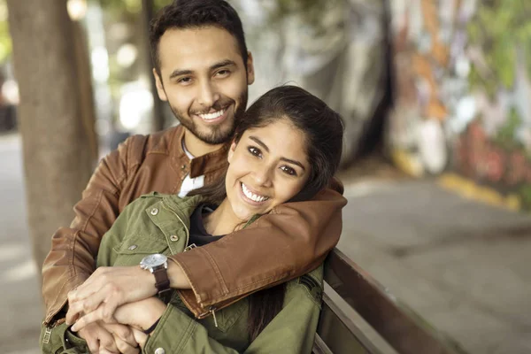 Pareja Enamorada Disfrutando Feliz Parque Público — Foto de Stock