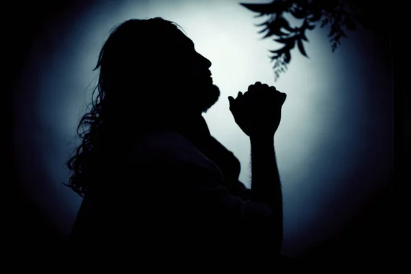 Иисус Христос молится ночью — стоковое фото