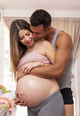 Yatak odasında Pregnat çift.