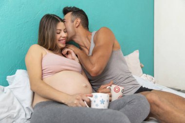 Pregnat çift bir fincan kahve zevk. 