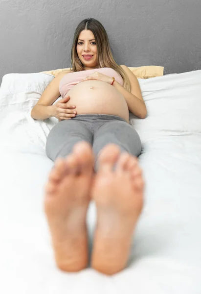 Pregnat vrouw in de slaapkamer. — Stockfoto