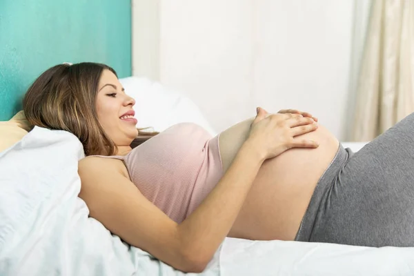Беременная женщина в спальне . — стоковое фото