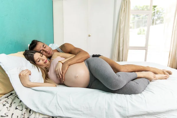 Zwangerbij paar in de slaapkamer. — Stockfoto