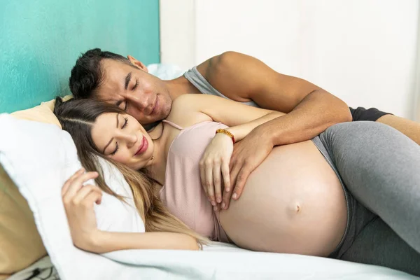 Pregnat couple in the bedroom. — Stock Photo, Image