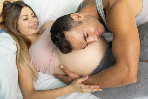 Yatak odasında Pregnat çift. — Stok fotoğraf