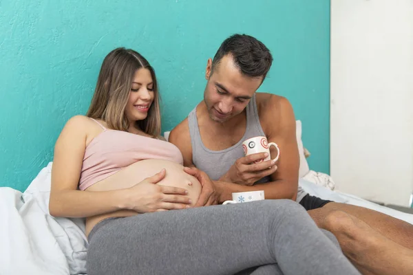 Pregnat couple enjoying a cup of coffee. — Stock Photo, Image