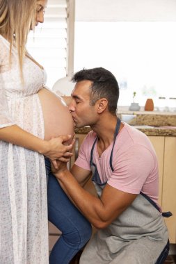 Mutfakta Pregnat çift.