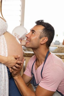 Mutfakta Pregnat çift.