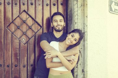 Rustik bir evin dışında aşık çift.