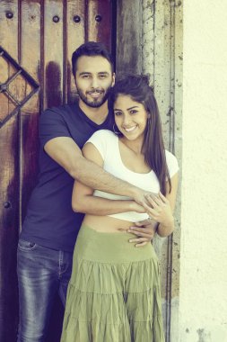 Rustik bir evin dışında aşık çift.