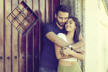 Rustik bir evin dışında aşık çift.