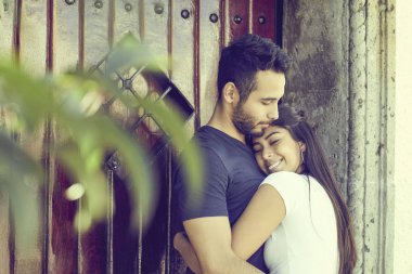 Rustik bir evin dışında aşık çift.