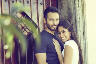 Rustik bir evin dışında aşık çift.