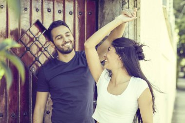 Rustik bir evin dışında aşık çift.