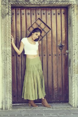 Rustik bir evin dışında aşık çift.