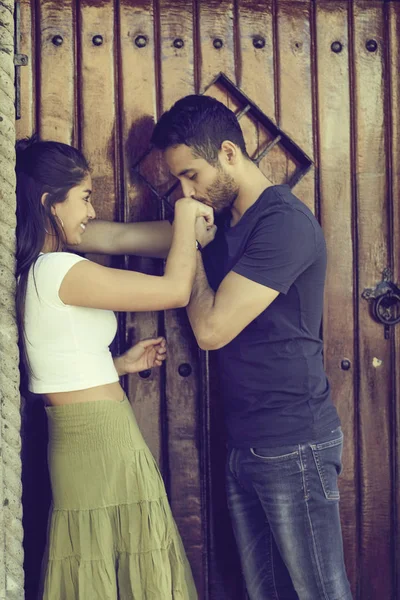 Couple in love outside a rustic house. — Stock Photo, Image