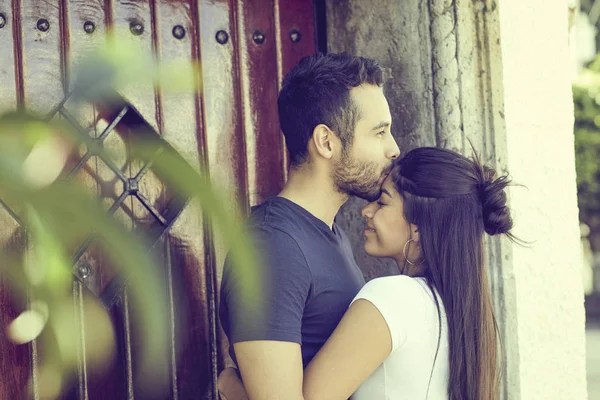 Couple amoureux à l'extérieur d'une maison rustique . — Photo