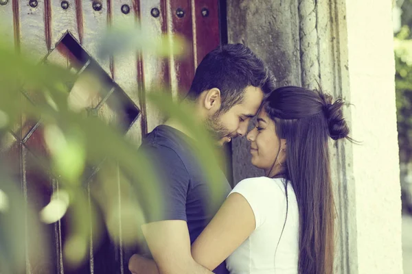 Couple in love outside a rustic house. — Stock Photo, Image