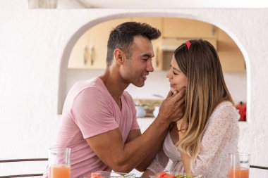 Pregnat çift hafif bir kahvaltı yapıyor.