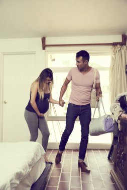 Pregnat çift hastaneye gidiyor 