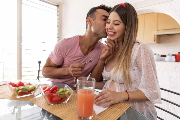 Gravidez casal tendo um pequeno-almoço leve . — Fotografia de Stock