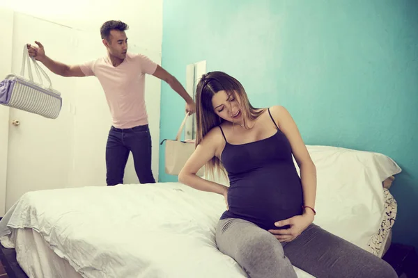 Pregnat couple leaving for the hospital — Stock Photo, Image