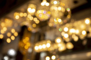 Gece sahnesinde lambaların görüntülenmesi