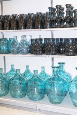 farklı aksesuarlar ile raf