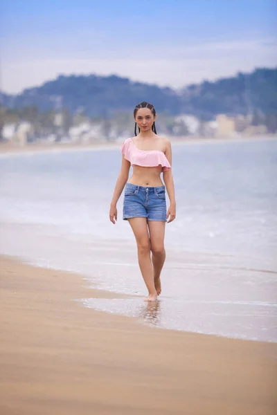 Jovem mulher na praia — Fotografia de Stock