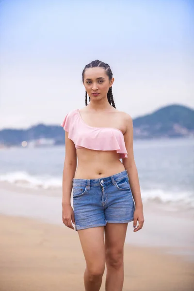 Jovem mulher na praia — Fotografia de Stock