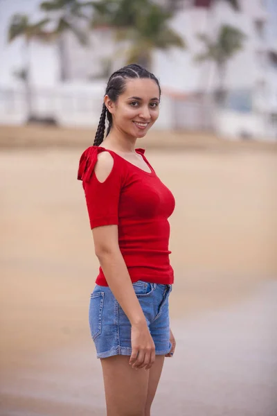 Jovem mulher na praia — Fotografia de Stock