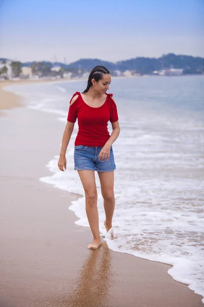 海滩上的年轻女子 — 图库照片