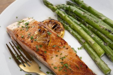 Yiyecek dolu ahşap masa.