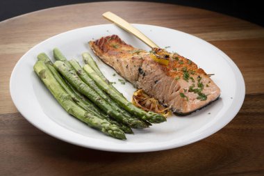 Yiyecek dolu ahşap masa.