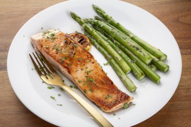 Yiyecek dolu ahşap masa.