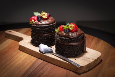 Yiyecek dolu ahşap masa.