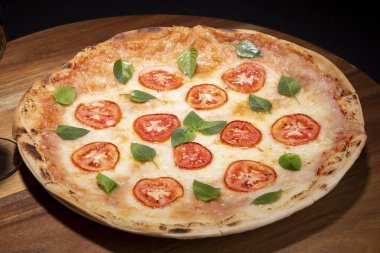 Yiyecek dolu ahşap masa.