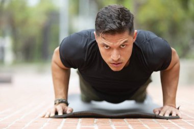 Adam açık parkta fitness yapıyor