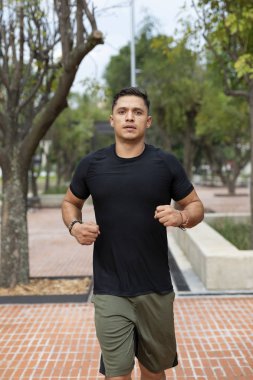 Adam açık parkta fitness yapıyor
