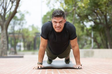 Adam açık parkta fitness yapıyor