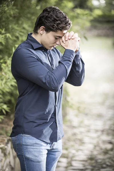 Empresario leyendo la Biblia —  Fotos de Stock