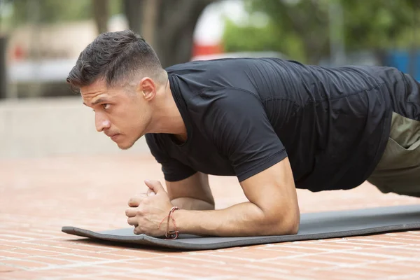 Man gör Fitness i utomhuspark — Stockfoto