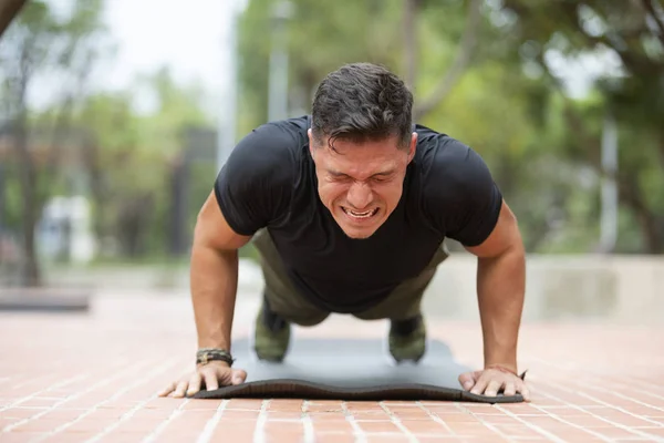 Man gör Fitness i utomhuspark — Stockfoto