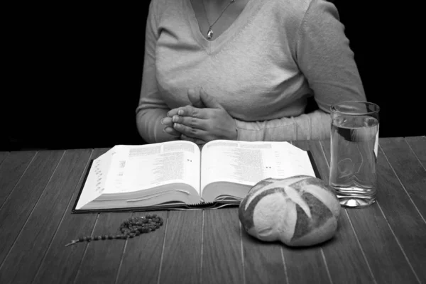 Woman praying indoors — Stock Photo, Image