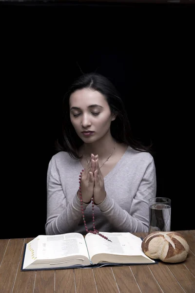 Женщина молится в помещении — стоковое фото
